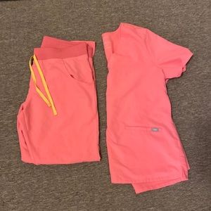 Figs coral scrub set